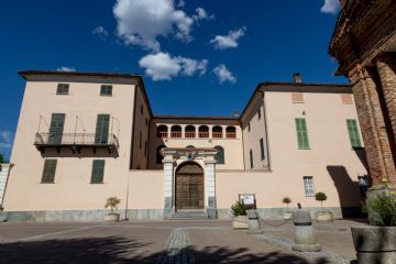 Visite guidate al Castello di Ceresole d&#39;Alba ogni ultima domenica del mese da maggio a ottobre e possibilit&#224; di organizzare eventi privati